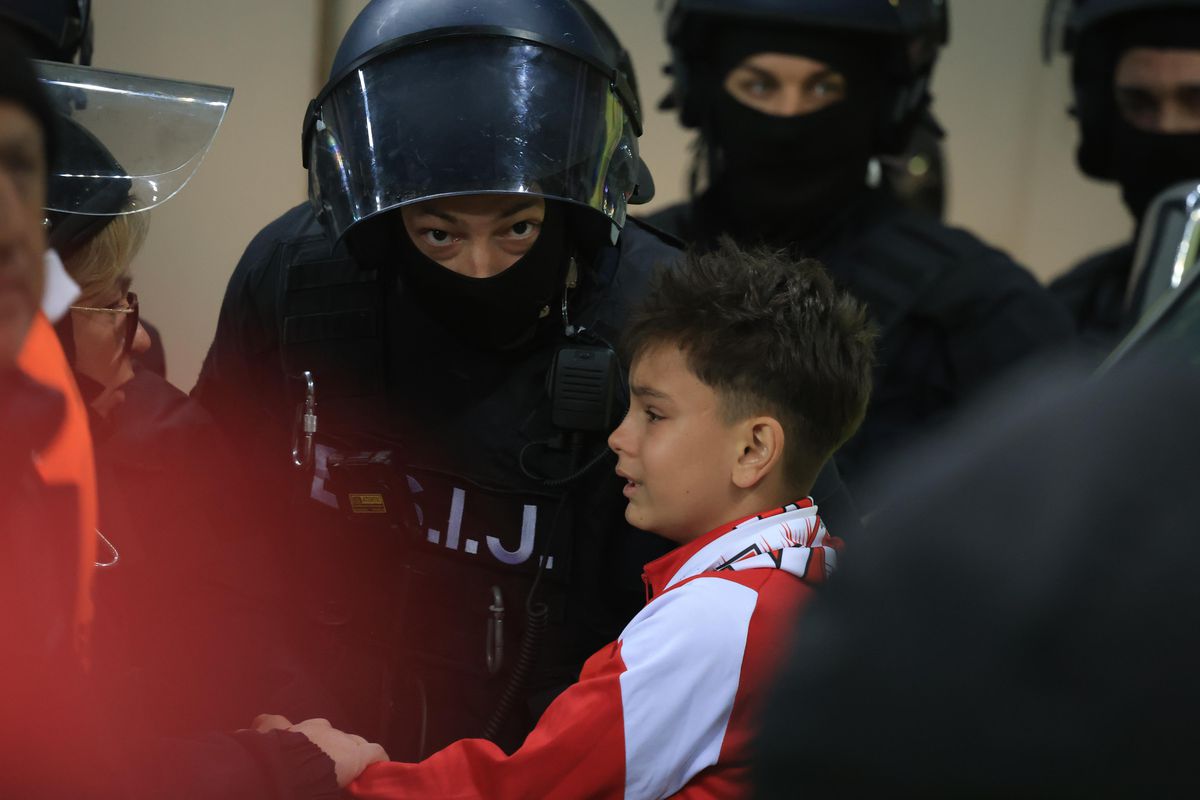 Imagini înduioșătoare după Dinamo - Rapid » A început să plângă când a fost înconjurat de mascați + „câinii” au răspuns ironiei rivalilor