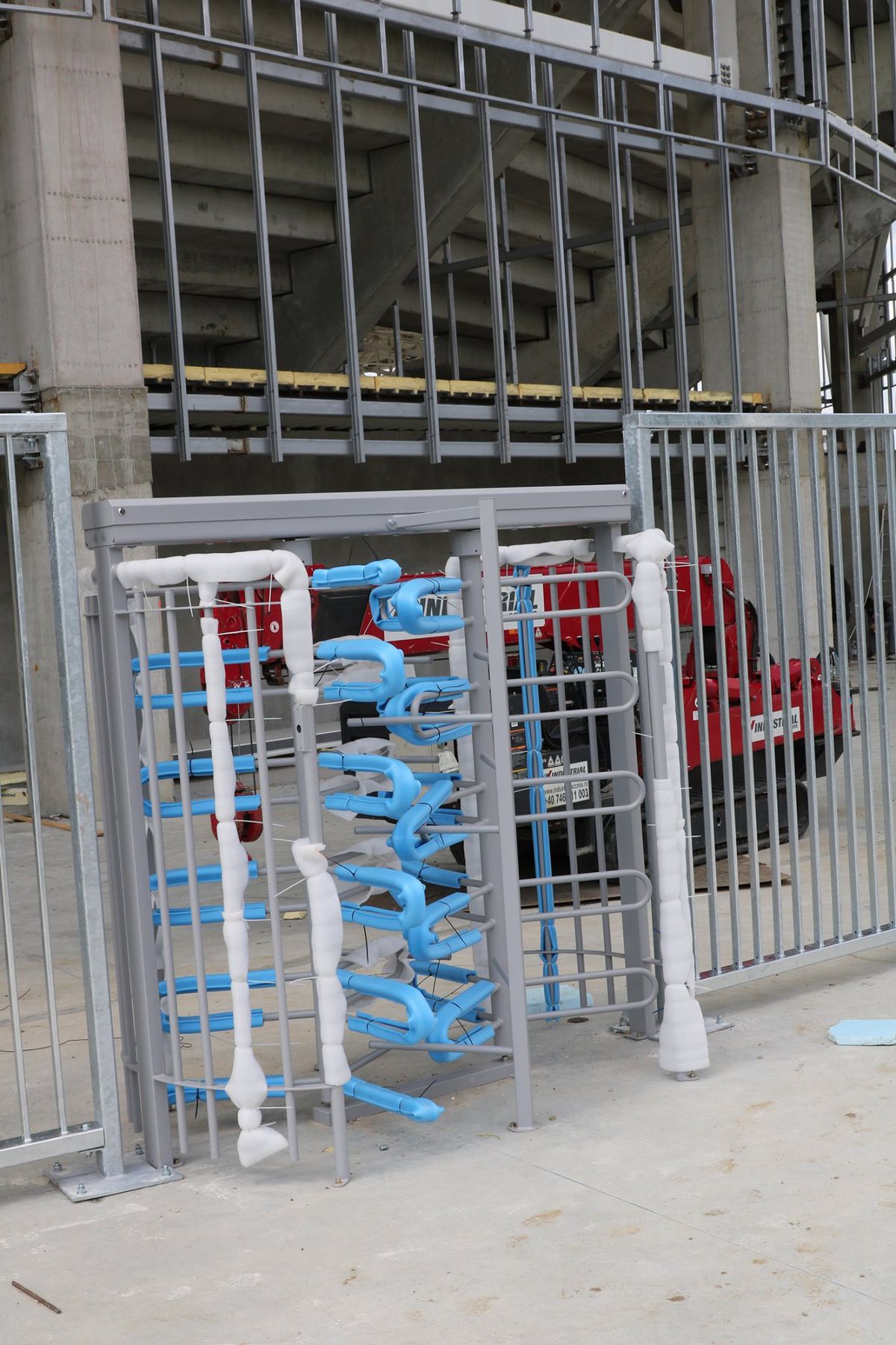 EXCLUSIV „Românii îndură umilinţe" » Nereguli GRAVE în regulamente: „E o discriminare întreținută de FRF!" + de ce nu intervine FIFA