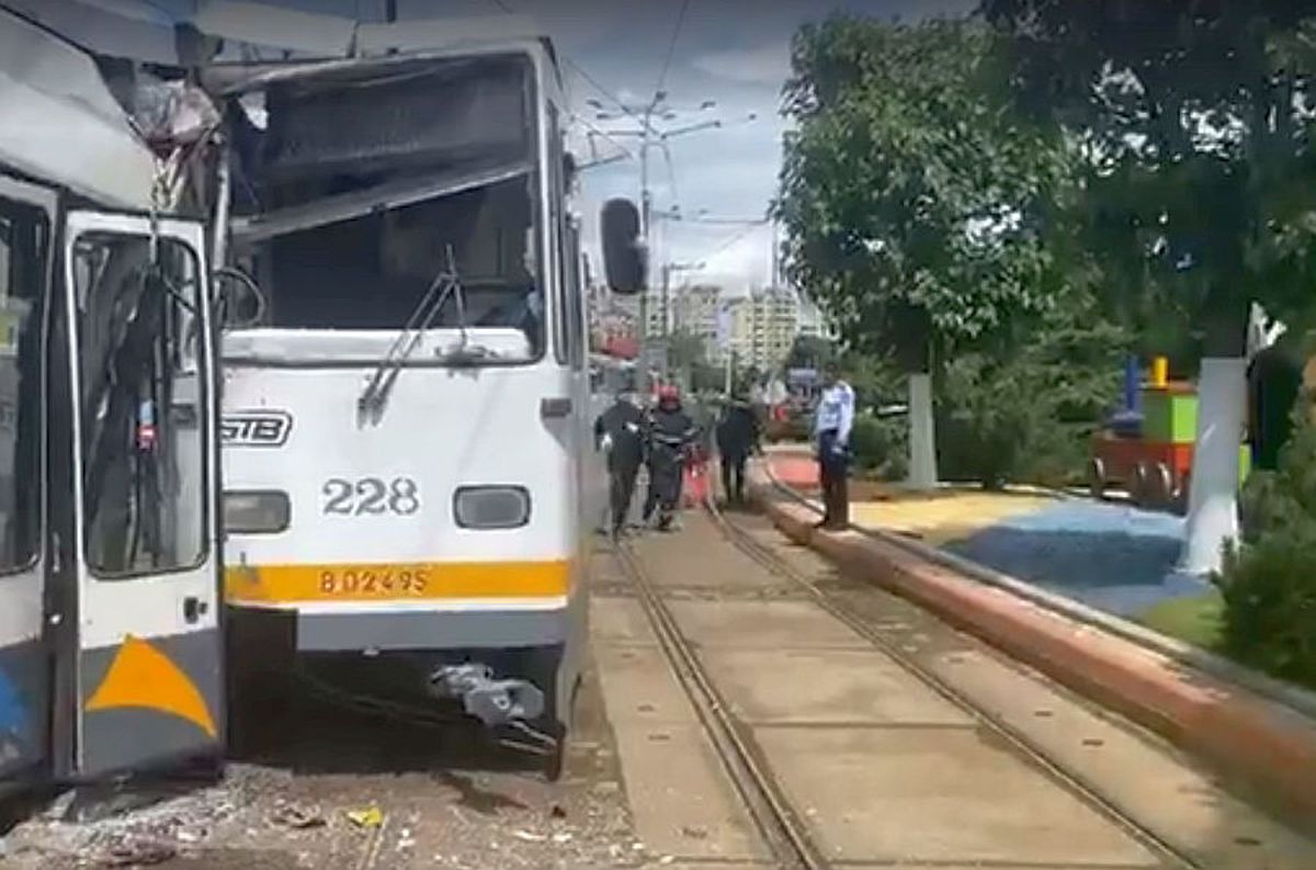 VIDEO Două tramvaie s-au ciocnit în București ­» 7 persoane rănite și 5 linii blocate, anunță STB. Primele imagini de la fața locului