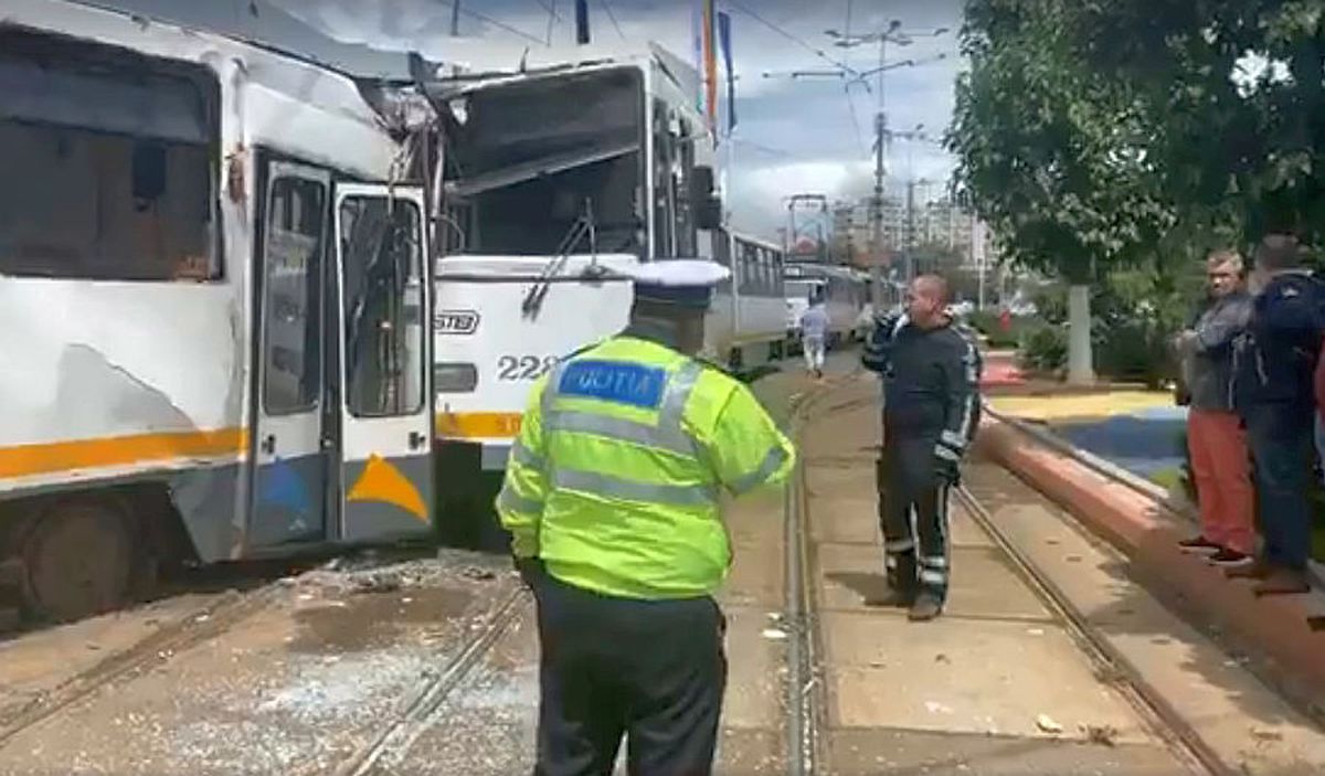VIDEO Două tramvaie s-au ciocnit în București ­» 7 persoane rănite și 5 linii blocate, anunță STB. Primele imagini de la fața locului