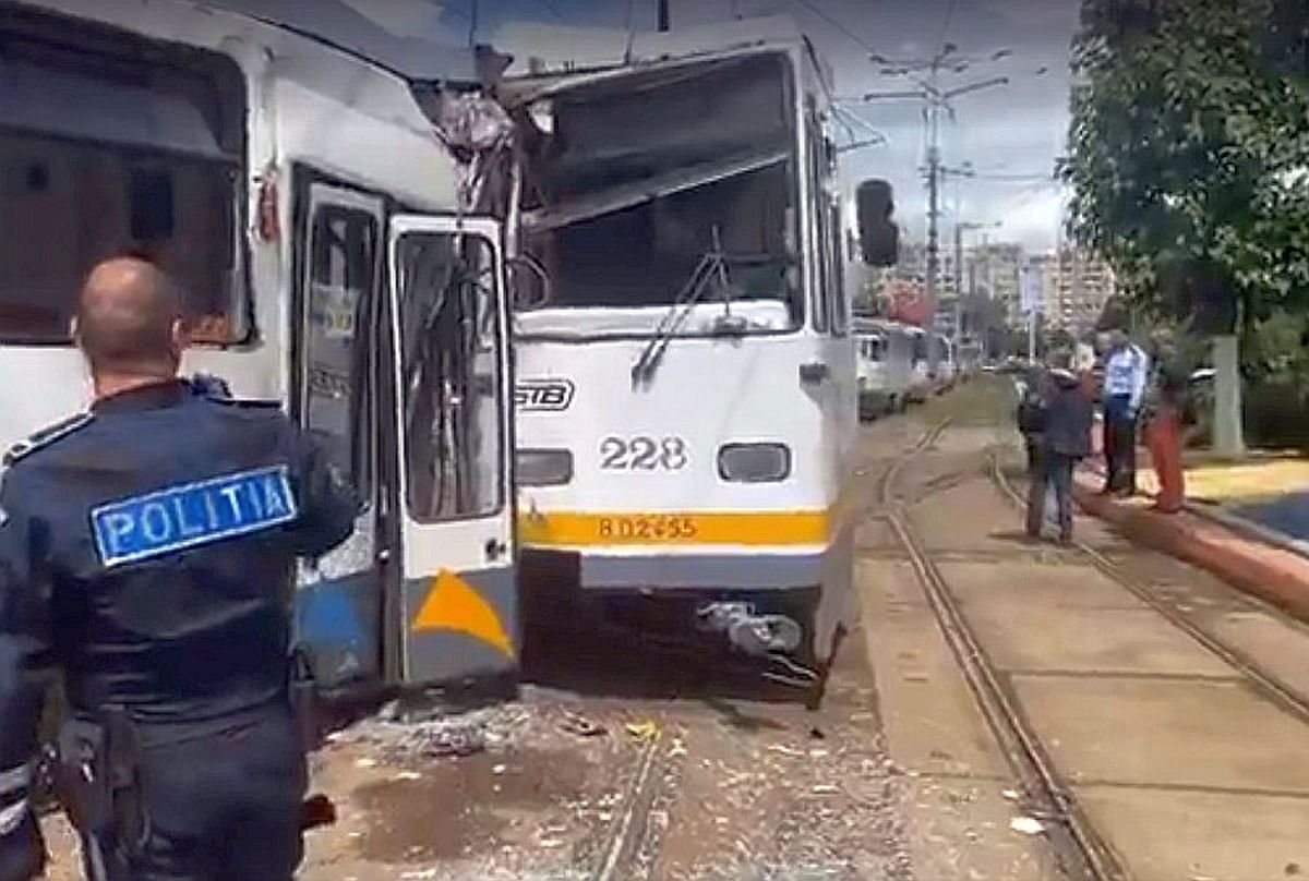 VIDEO Două tramvaie s-au ciocnit în București ­» 7 persoane rănite și 5 linii blocate, anunță STB. Primele imagini de la fața locului