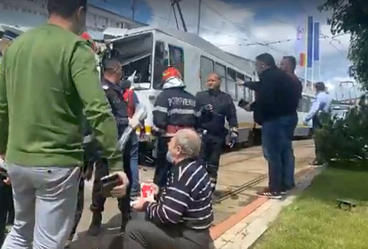 VIDEO Două tramvaie s-au ciocnit în București ­» 7 persoane rănite și 5 linii blocate, anunță STB. Primele imagini de la fața locului