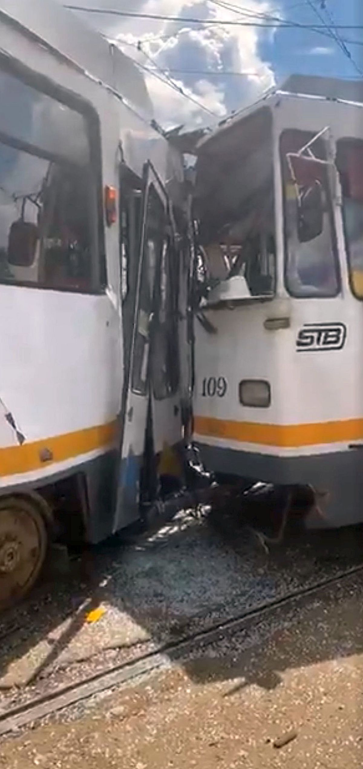 VIDEO Două tramvaie s-au ciocnit în București ­» 7 persoane rănite și 5 linii blocate, anunță STB. Primele imagini de la fața locului