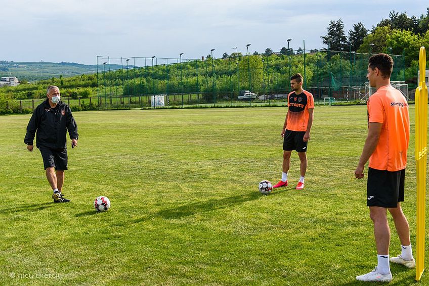 Jucătorii de la CFR Cluj trag tare sub comanda lui Petrescu // foto: facebook.com/cfr1907/