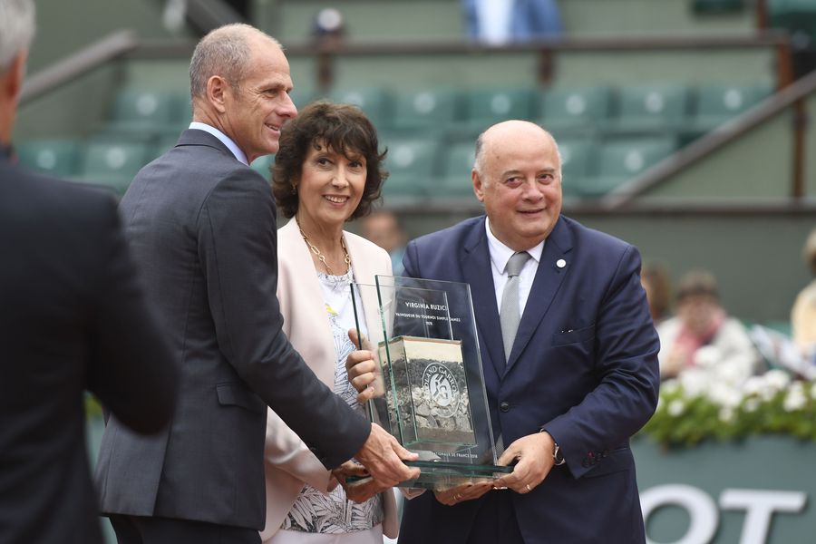 Virginia Ruzici a fost onorată de organizatorii de la Roland Garros cu un trofeu aniversar în 2018, la 40 de ani de la succesul său FOTO Raed Krishan
