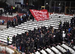 Ultrașii lui Dinamo, amenințare brutală: „Vă dezbrăcăm, sărim din peluză! B=Bătaie”