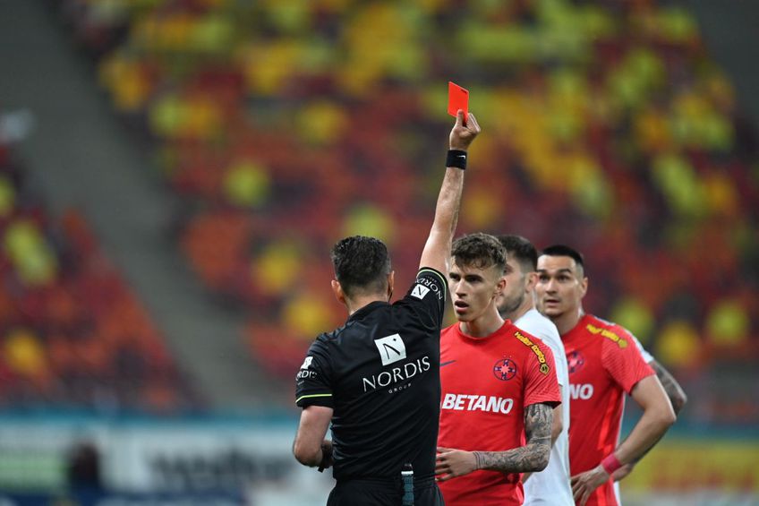 Octavian Popescu (20 de ani) a văzut direct cartonașul roșu pentru un fault fără minge comis asupra lui Funsho Bamgboye (24 de ani), în minutul 63 al meciului FCSB - Rapid, la scorul de 1-3.
