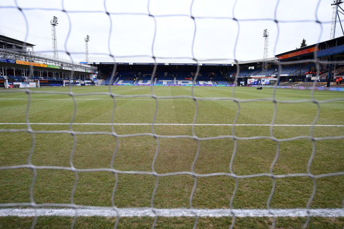 Momente penibile înaintea și în timpul meciului, pe cel mai urât stadion din istoria Premier League! Mingea s-a pierdut într-o gaură imensă