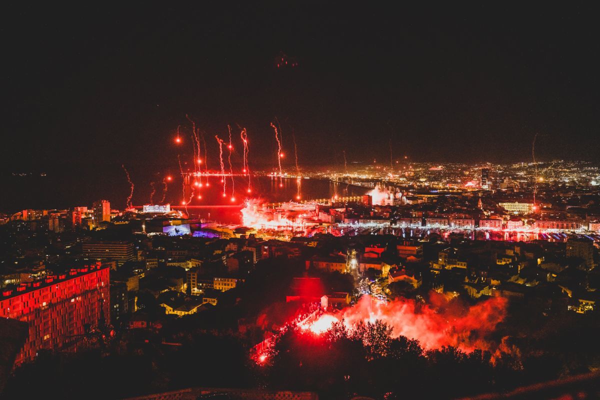 Fanii lui Marseille au sărbătorit 30 de ani de la cucerirea Ligii Campionilor într-un mod impresionant » Spectacol de torțe și artificii