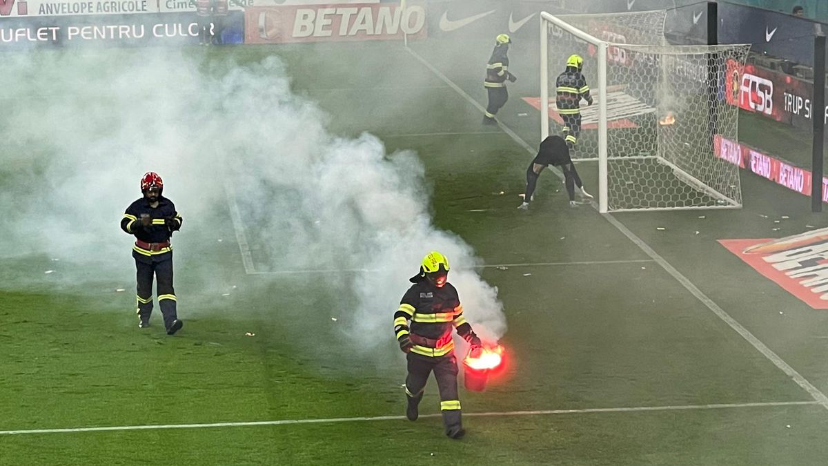 FCSB - Rapid, în pericol după ploaia de torțe și scandări rasiste » Cum au sfidat ultrașii anunțul crainicului