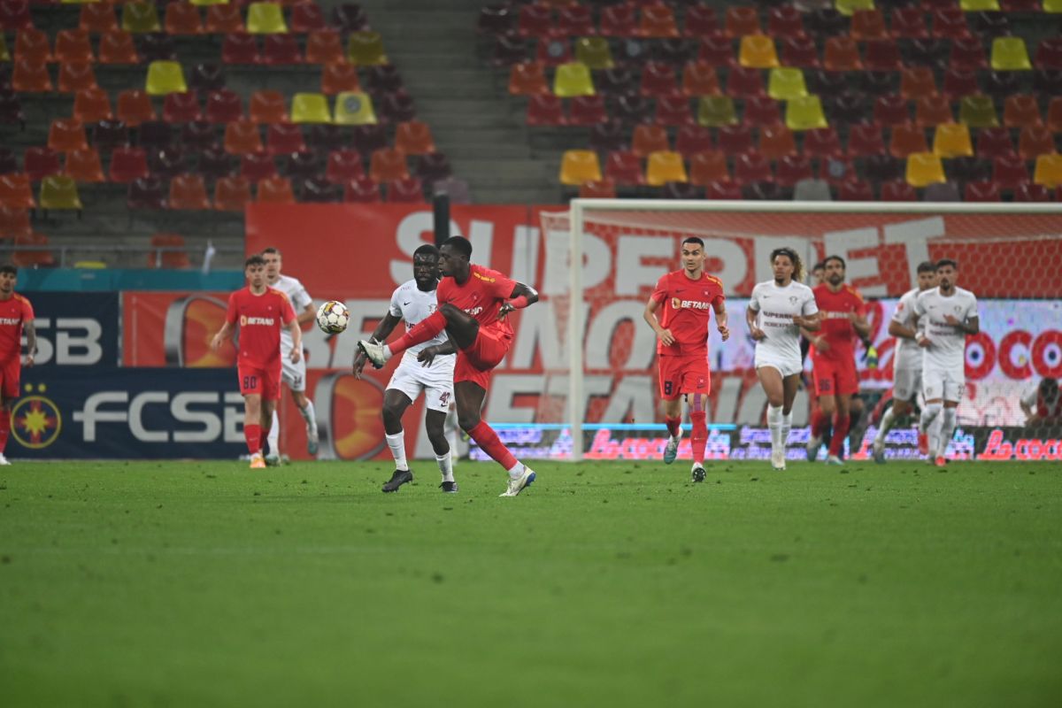 Imagini scandaloase pe Arena Națională » Ce au putut să cânte fotbaliștii lui Mutu împreună cu cei din galeria Rapidului