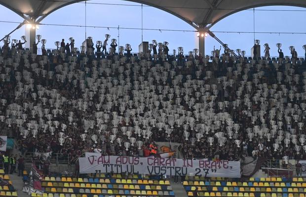 Galeria Rapidului, ironii în lanț la adresa FCSB: „Sunteți tari, sunteți beton, campionii de carton!” / „V-am adus, cărat în brațe, titlul vostru 27” + răspuns discriminatoriu