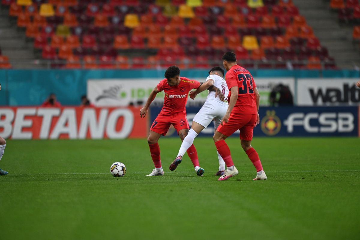 Imagini scandaloase pe Arena Națională » Ce au putut să cânte fotbaliștii lui Mutu împreună cu cei din galeria Rapidului