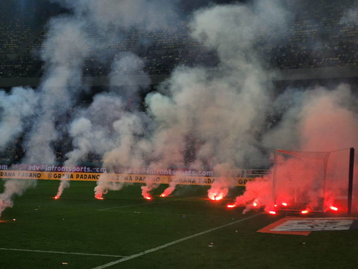 Galeria Rapidului, ironii în lanț la adresa FCSB: „Sunteți tari, sunteți beton, campionii de carton!” / „V-am adus, cărat în brațe, titlul vostru 27” + răspuns discriminatoriu