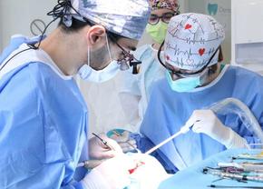 Cui se potrivește un implant dentar Fast and Fixed de la Dental Premier?