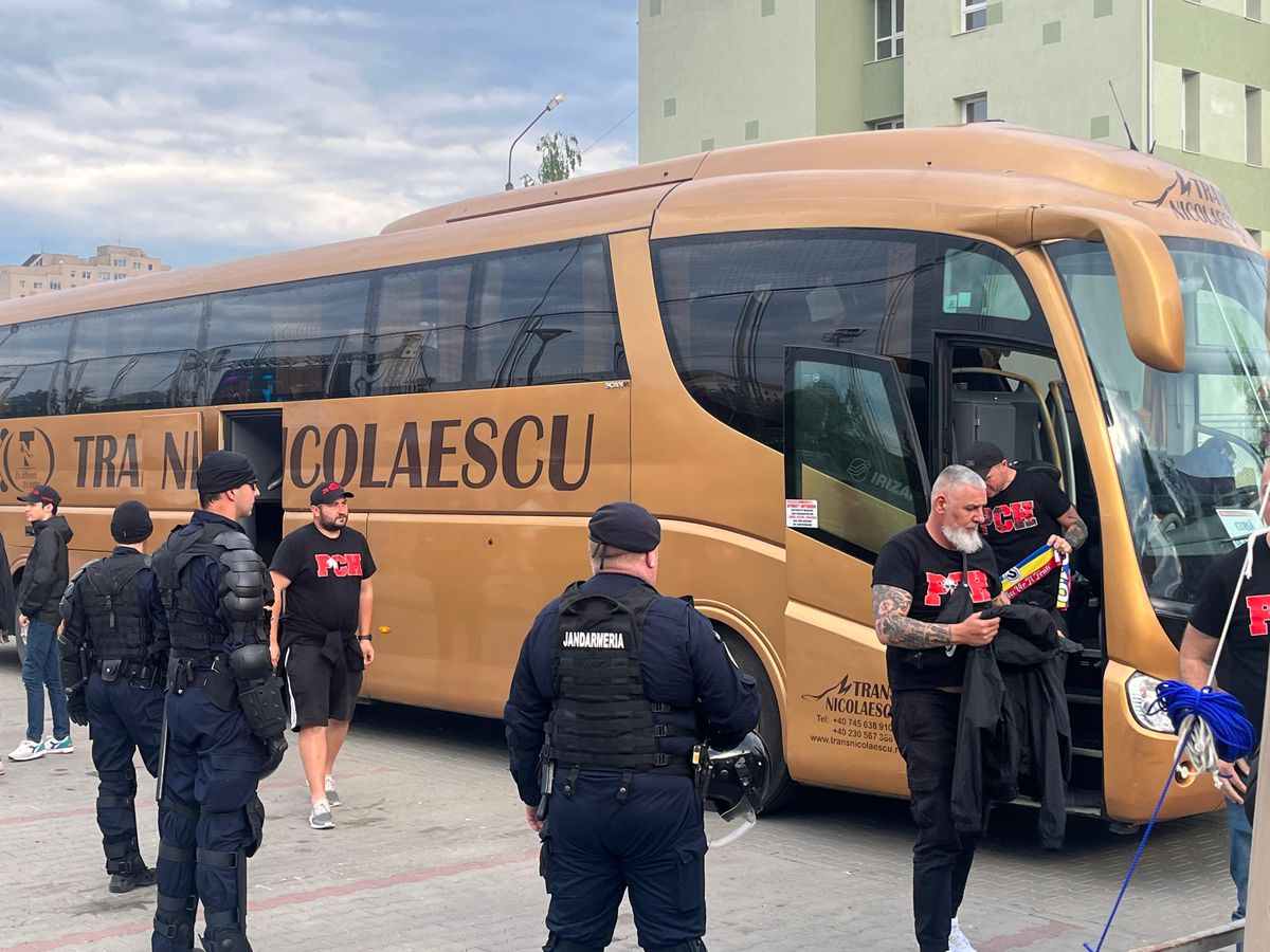 Apariție incredibilă la Csikszereda - Dinamo » Și-a făcut mască din steagul Ungariei