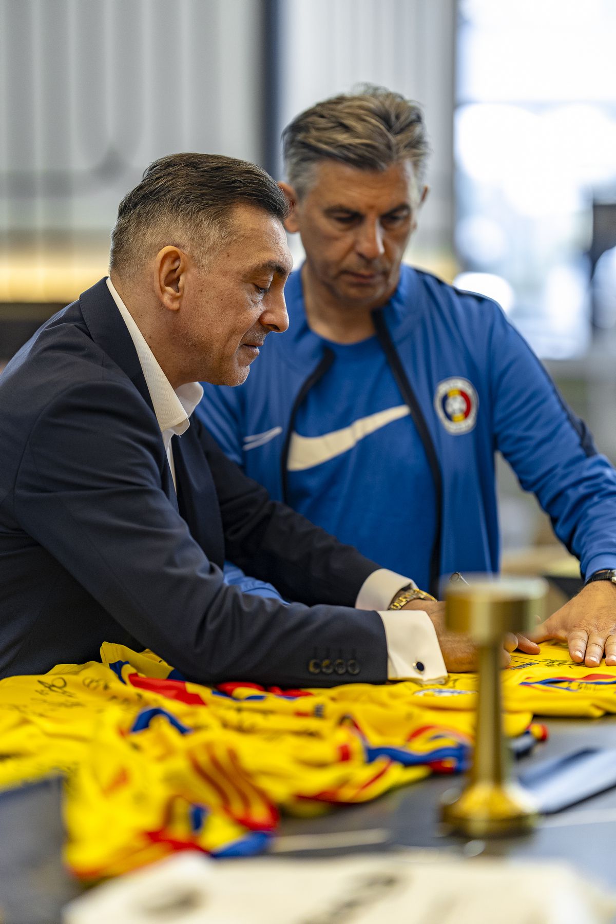 Gică Hagi a fost peste Rivaldo, Jose Mourinho » Tricoul „Regelui” cel mai prețios la licitația unde s-au cumpărat de aproape 200.000 de euro!