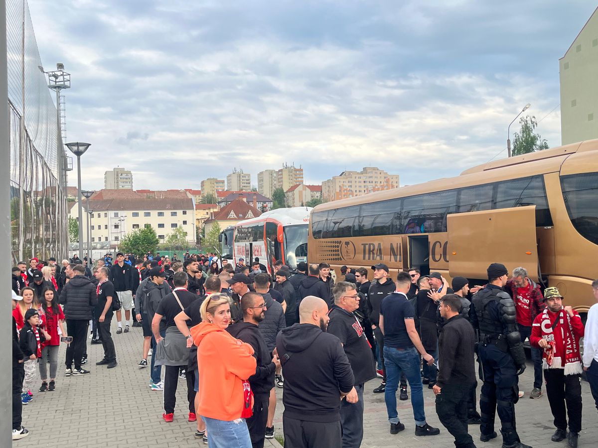 Apariție incredibilă la Csikszereda - Dinamo » Și-a făcut mască din steagul Ungariei