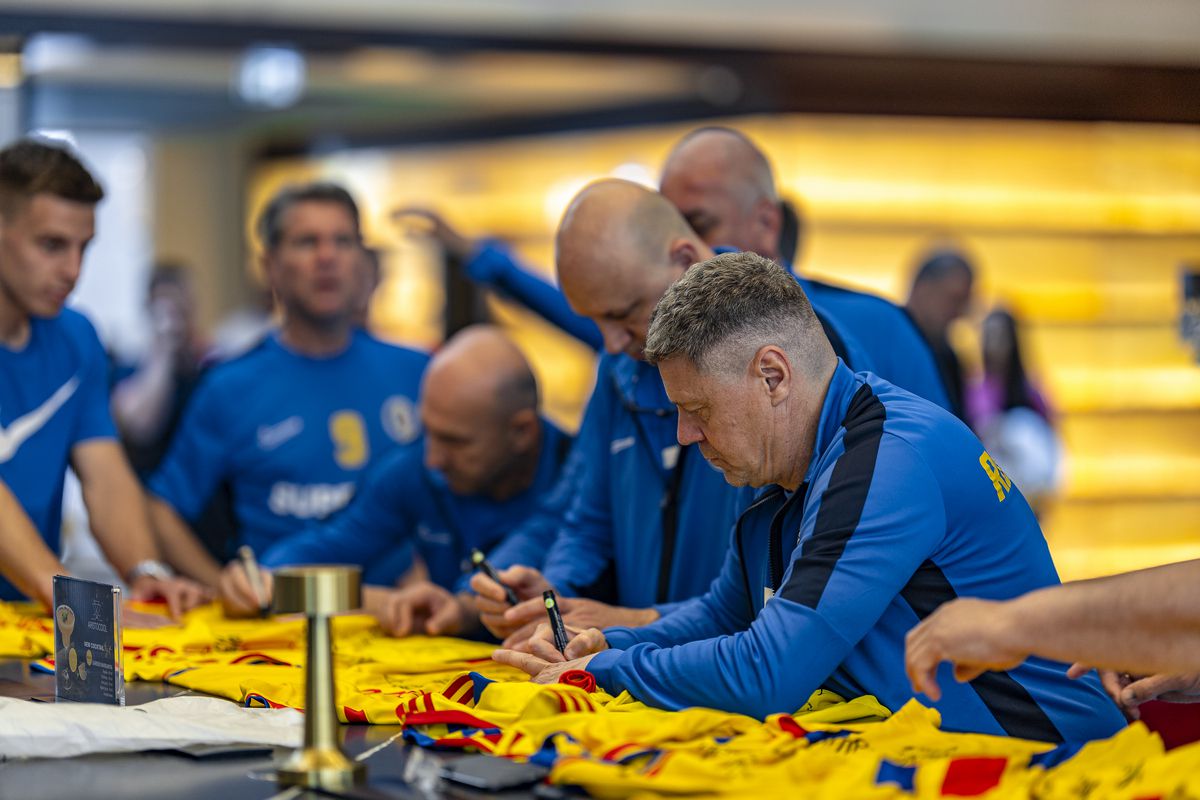 Gică Hagi a fost peste Rivaldo, Jose Mourinho » Tricoul „Regelui” cel mai prețios la licitația unde s-au cumpărat de aproape 200.000 de euro!