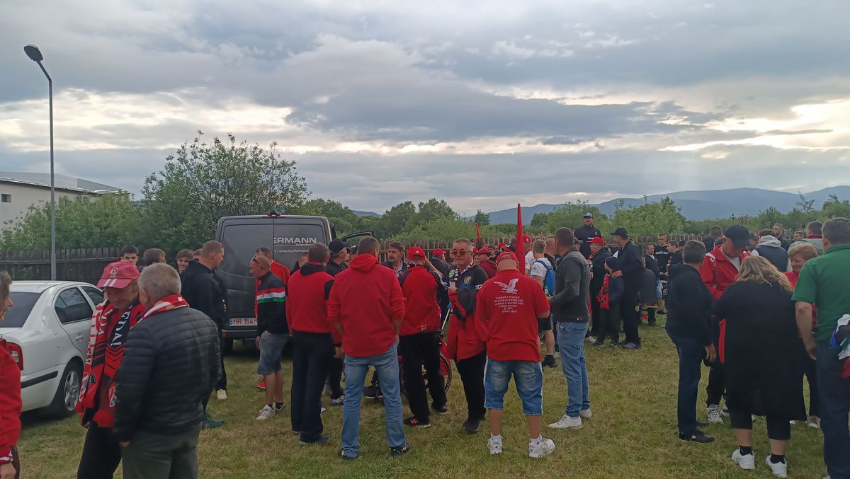 Apariție incredibilă la Csikszereda - Dinamo » Și-a făcut mască din steagul Ungariei