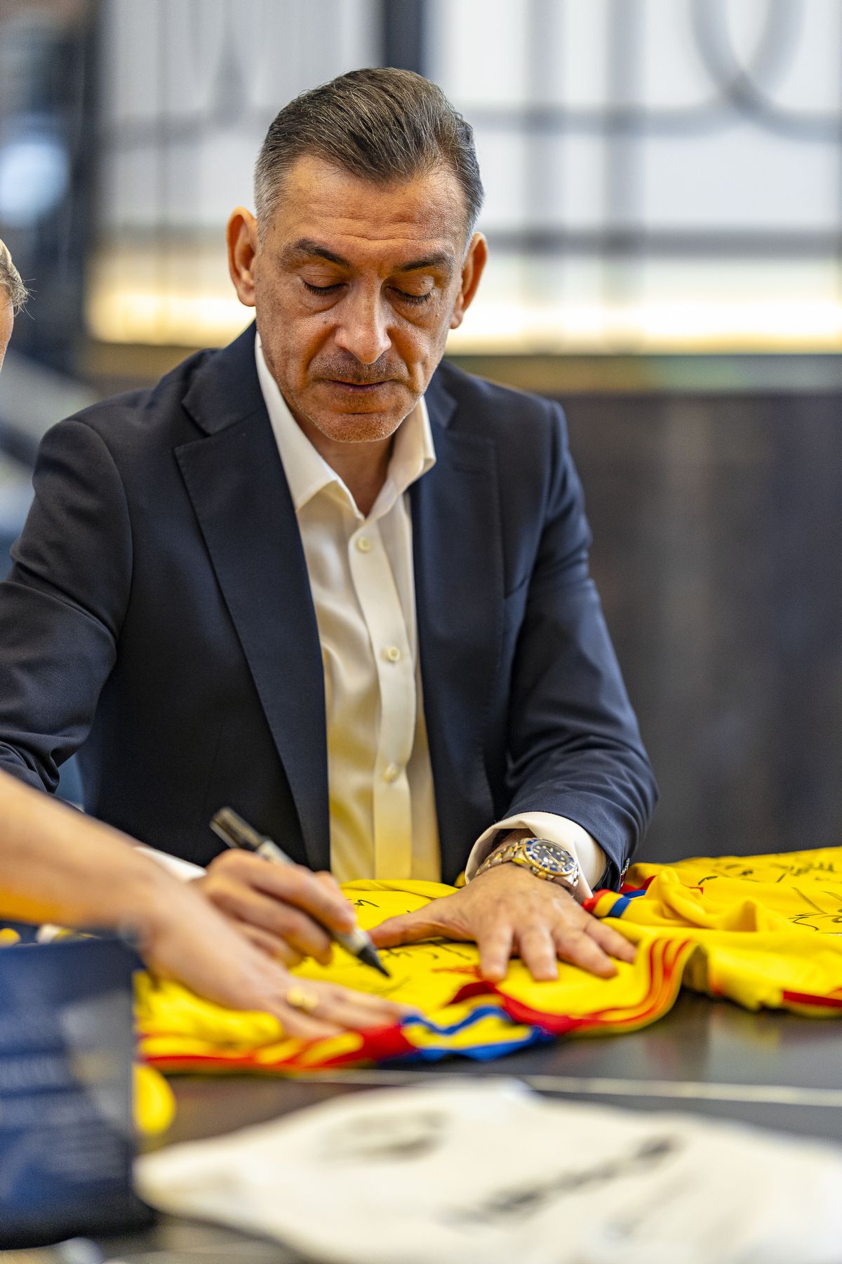 Gică Hagi a fost peste Rivaldo, Jose Mourinho » Tricoul „Regelui” cel mai prețios la licitația unde s-au cumpărat de aproape 200.000 de euro!