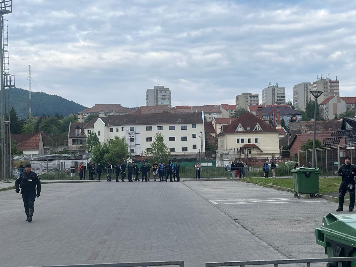 Apariție incredibilă la Csikszereda - Dinamo » Și-a făcut mască din steagul Ungariei