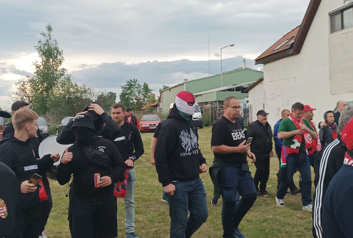 Apariție incredibilă la Csikszereda - Dinamo » Și-a făcut mască din steagul Ungariei