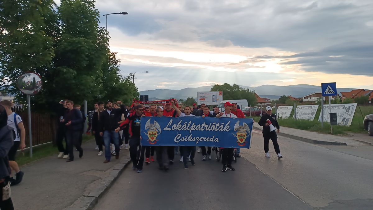 Apariție incredibilă la Csikszereda - Dinamo » Și-a făcut mască din steagul Ungariei