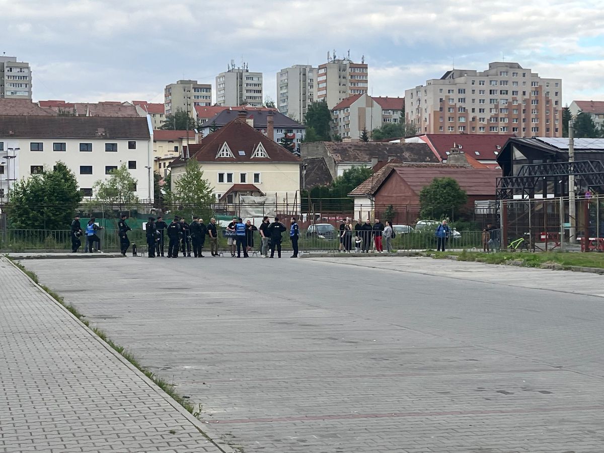 Apariție incredibilă la Csikszereda - Dinamo » Și-a făcut mască din steagul Ungariei