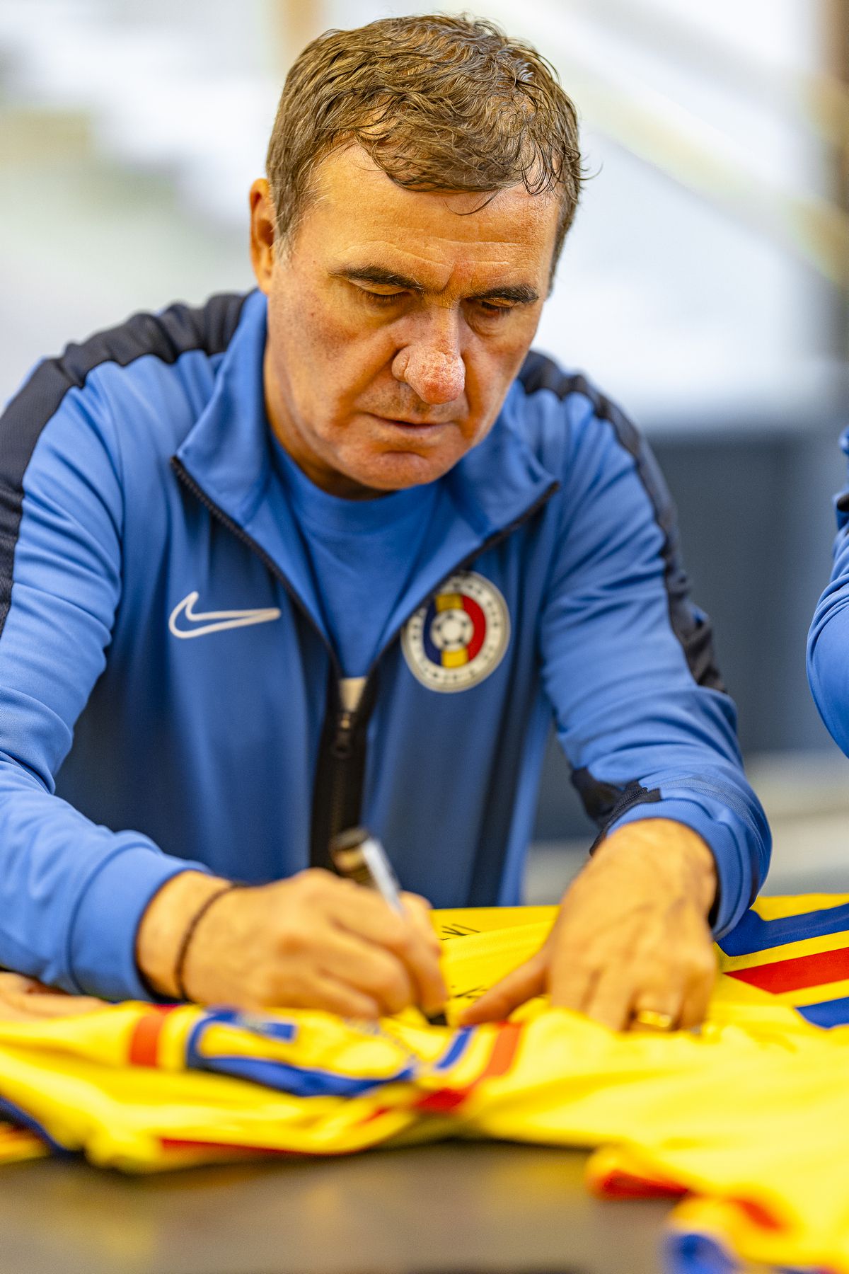 Gică Hagi a fost peste Rivaldo, Jose Mourinho » Tricoul „Regelui” cel mai prețios la licitația unde s-au cumpărat de aproape 200.000 de euro!