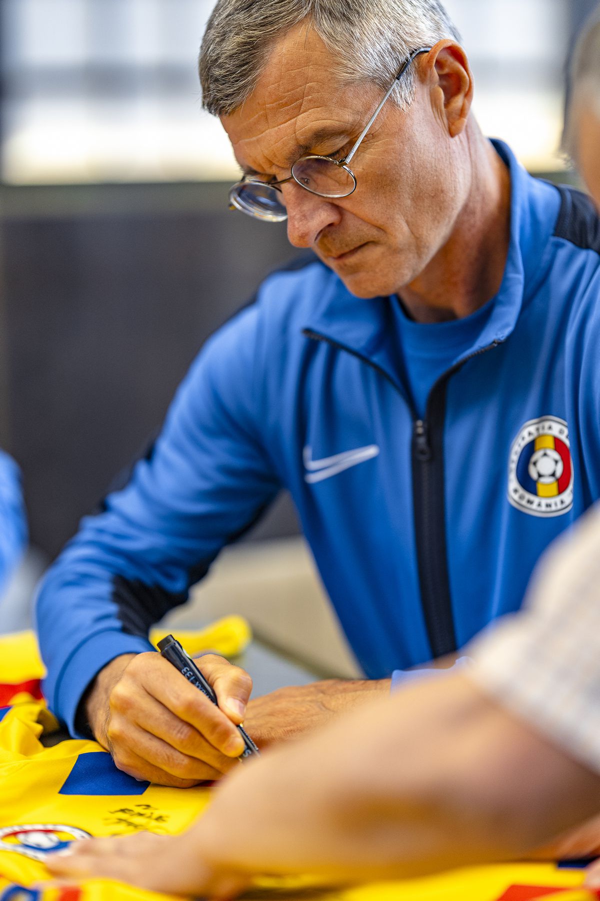 Gică Hagi a fost peste Rivaldo, Jose Mourinho » Tricoul „Regelui” cel mai prețios la licitația unde s-au cumpărat de aproape 200.000 de euro!