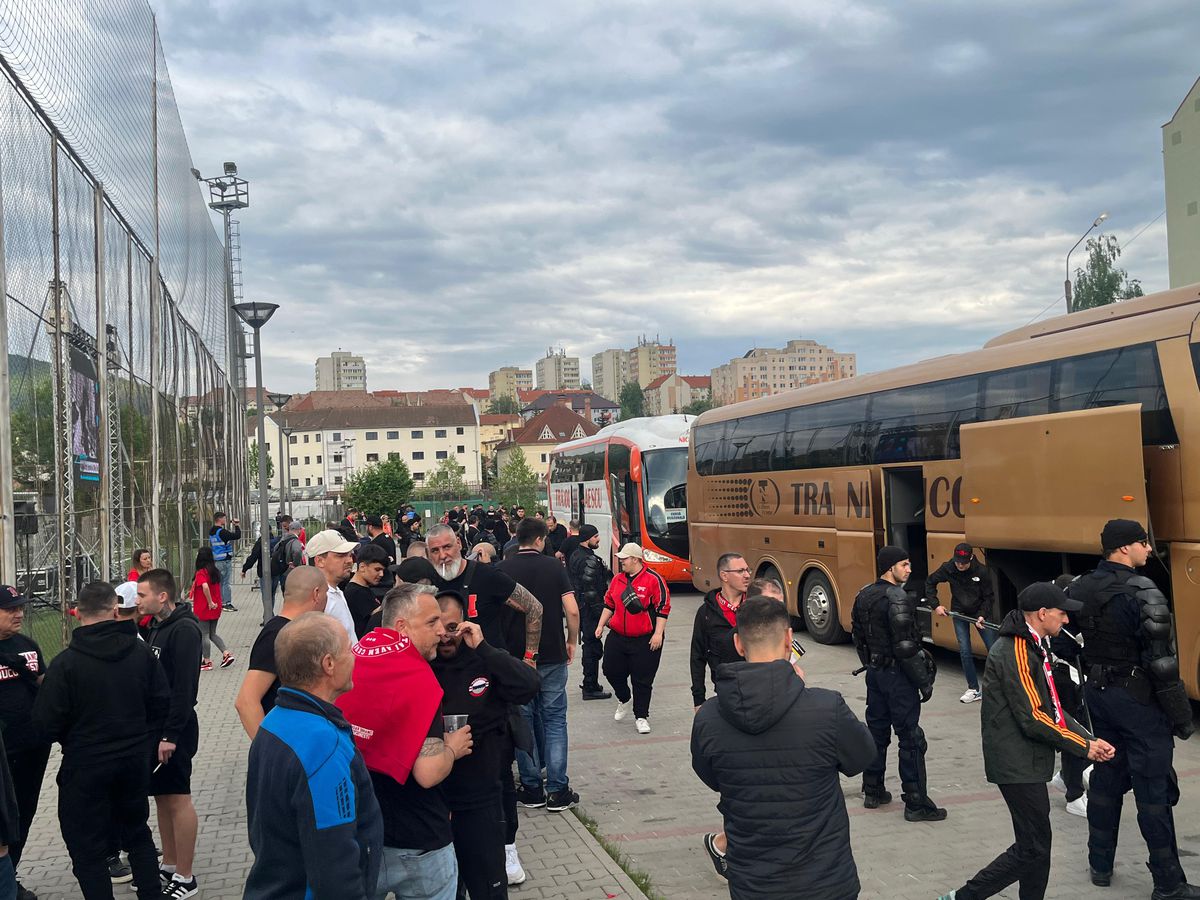 Apariție incredibilă la Csikszereda - Dinamo » Și-a făcut mască din steagul Ungariei