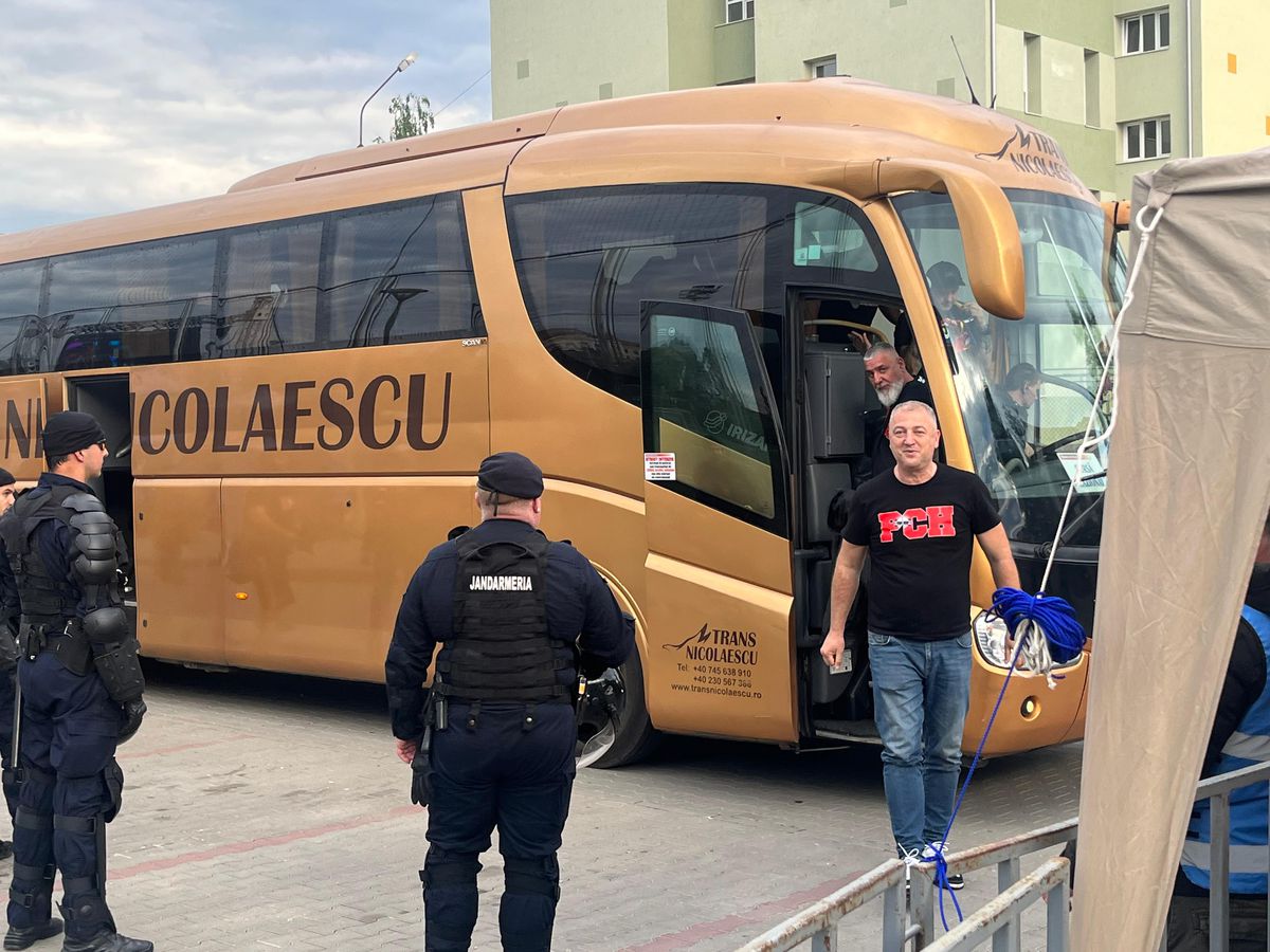 Apariție incredibilă la Csikszereda - Dinamo » Și-a făcut mască din steagul Ungariei