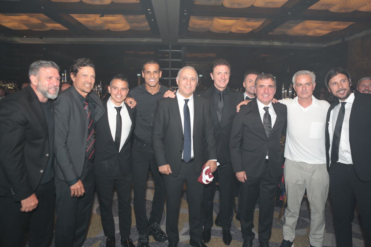 Gică Hagi a fost peste Rivaldo, Jose Mourinho » Tricoul „Regelui” cel mai prețios la licitația unde s-au cumpărat de aproape 200.000 de euro!