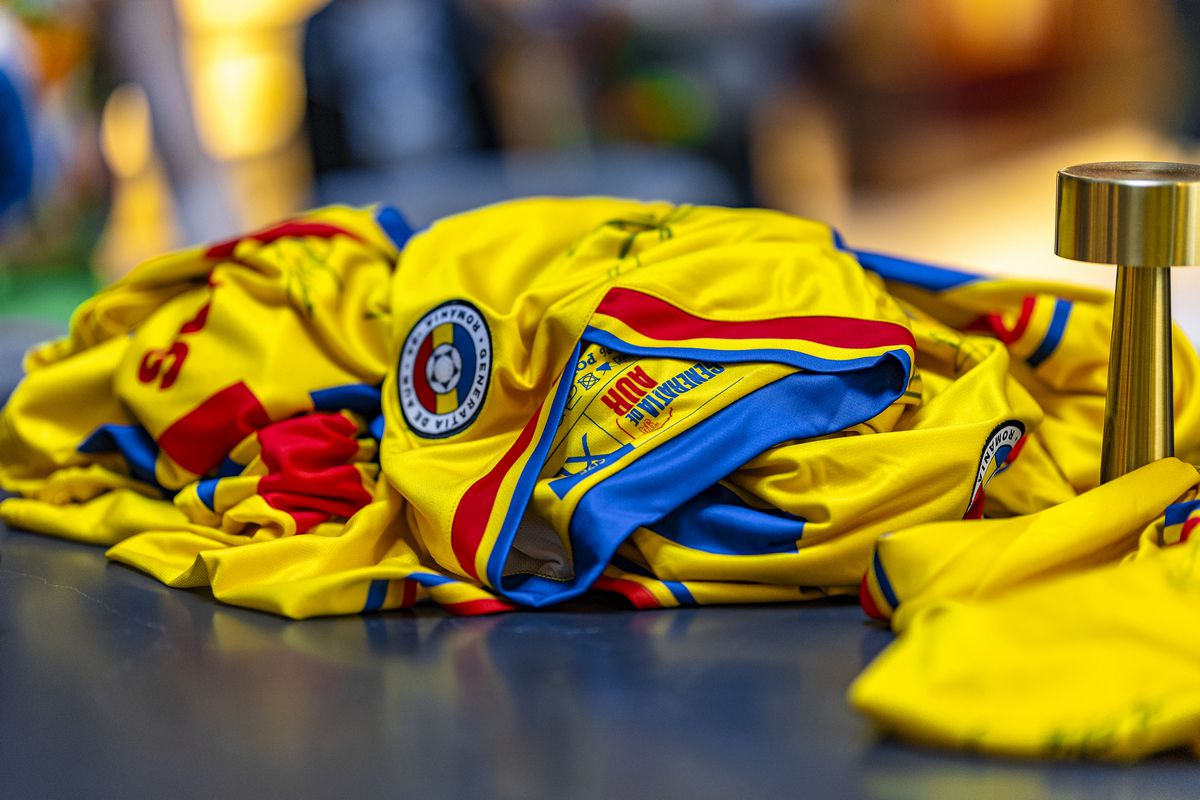 Gică Hagi a fost peste Rivaldo, Jose Mourinho » Tricoul „Regelui” cel mai prețios la licitația unde s-au cumpărat de aproape 200.000 de euro!