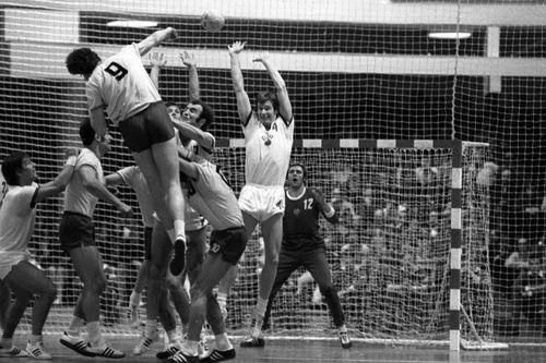 Ștefan Birtalan (numărul 9), aruncând la poartă în finala CM din 1974, contra RDG Foto: Imago