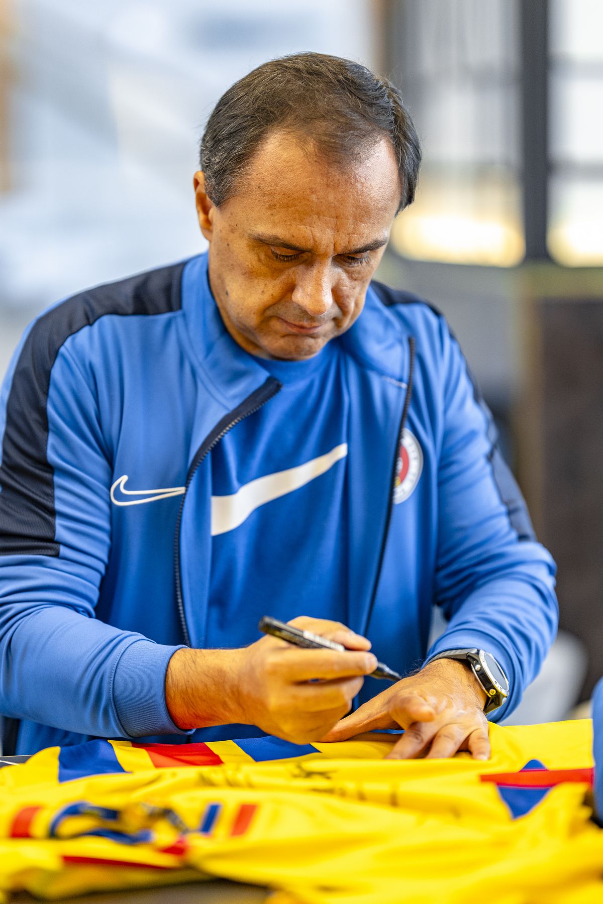 Gică Hagi a fost peste Rivaldo, Jose Mourinho » Tricoul „Regelui” cel mai prețios la licitația unde s-au cumpărat de aproape 200.000 de euro!