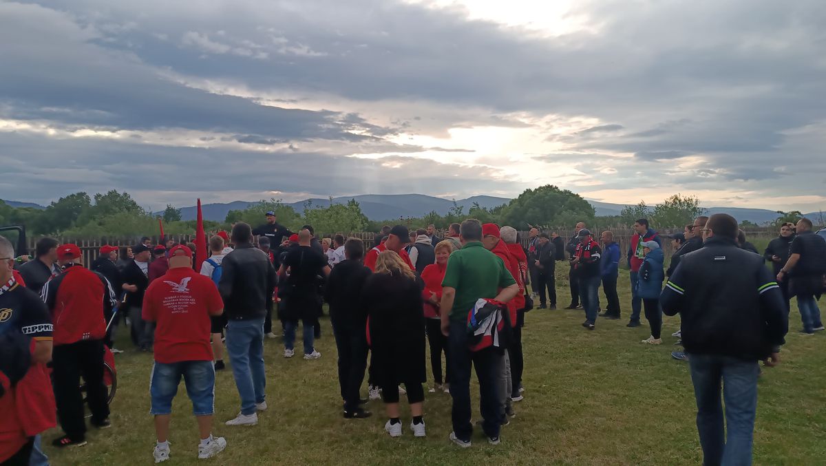 Apariție incredibilă la Csikszereda - Dinamo » Și-a făcut mască din steagul Ungariei