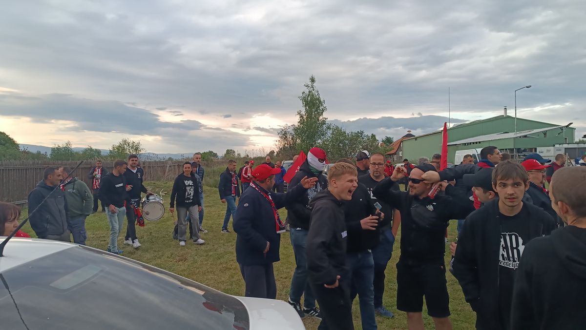 Apariție incredibilă la Csikszereda - Dinamo » Și-a făcut mască din steagul Ungariei