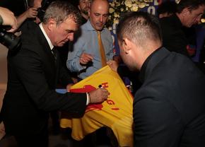 Gică Hagi a fost peste Rivaldo, Jose Mourinho » Tricoul „Regelui” cel mai prețios la licitația unde s-au cumpărat de aproape 200.000 de euro!