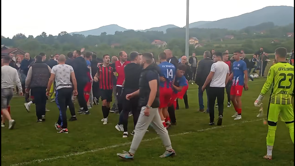 Bătaie generală cum nu s-a mai văzut la un meci de juniori