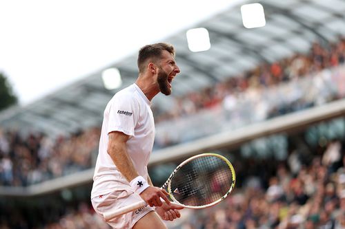 Corentin Moutet (26 de ani, 73 ATP) a reușit punctul zilei de marți la Roland Garros, o defensivă eroică și un passing perfect în fața compatriotului francez Clement Tabur (25 de ani, 280 ATP).