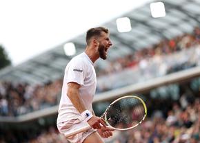 Lovitura zilei la Roland Garros! Și-a aruncat racheta pe zgură și a sărbătorit cu fanii