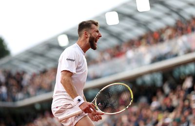 Lovitura zilei la Roland Garros! Și-a aruncat racheta pe zgură și a sărbătorit cu fanii