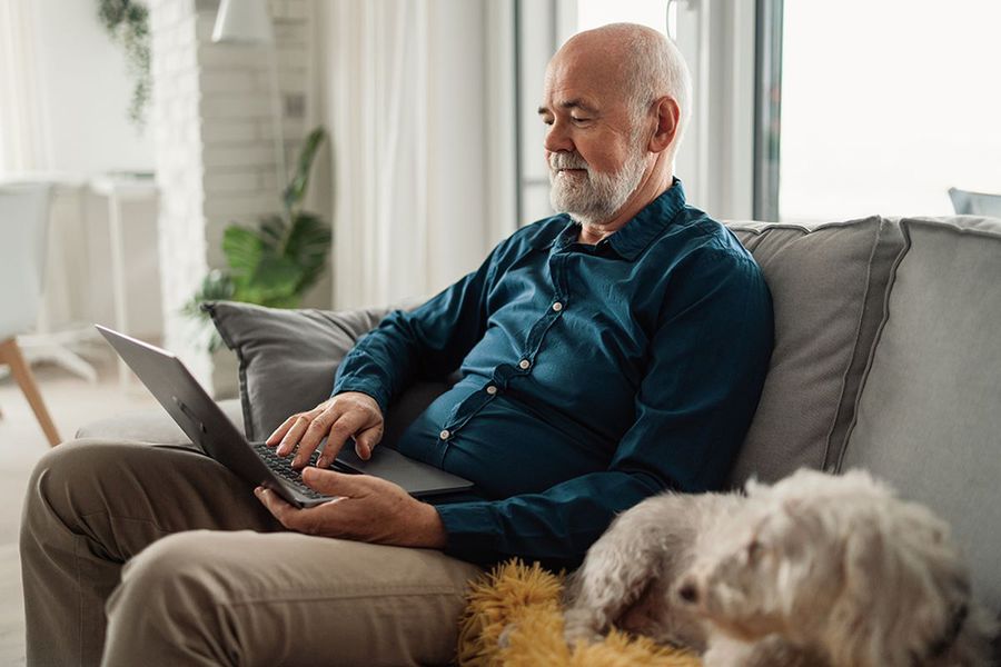 Studiile spun că persoanele în vârstă își păstrează mai bine funcțiile cerebrale dacă folosesc dispozitive ale noii tehnologii Foto: Guliver / Getty Images Ce se întâmplă dacă stai mult pe smartphone sau laptop? Surpriză imensă într-un studiu al revistei Nature