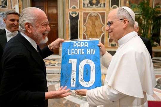 Aurelio De Laurentiis i-a oferit Papei Leon al XIV-lea un tricou personalizat cu numărul 10 / Foto: Imago