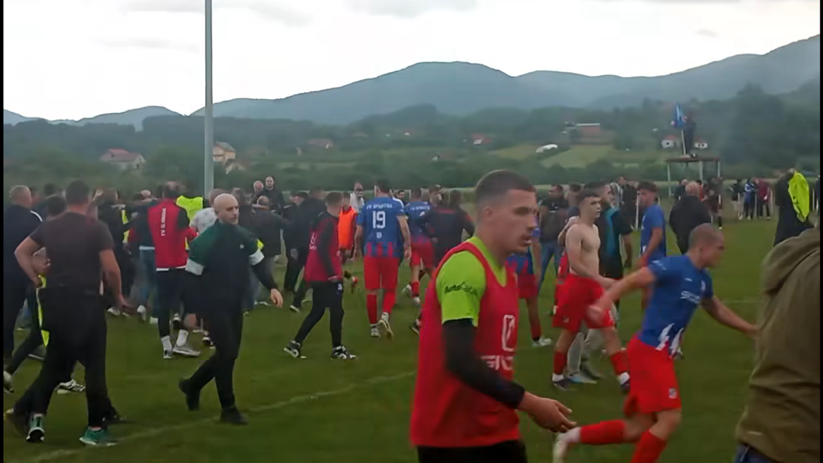 Bătaie generală cum nu s-a mai văzut la un meci de juniori