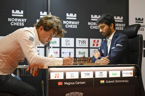 Magnus Carlsen vs. Gukesh Dommaraju/Foto: Imago Images