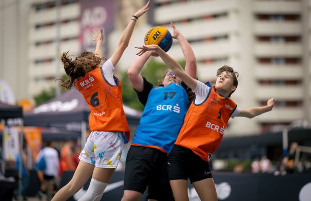 A plouat cu coșuri la Sport Arena Streetball Iași! Sute de participanți au făcut spectacol pe terenurile de baschet