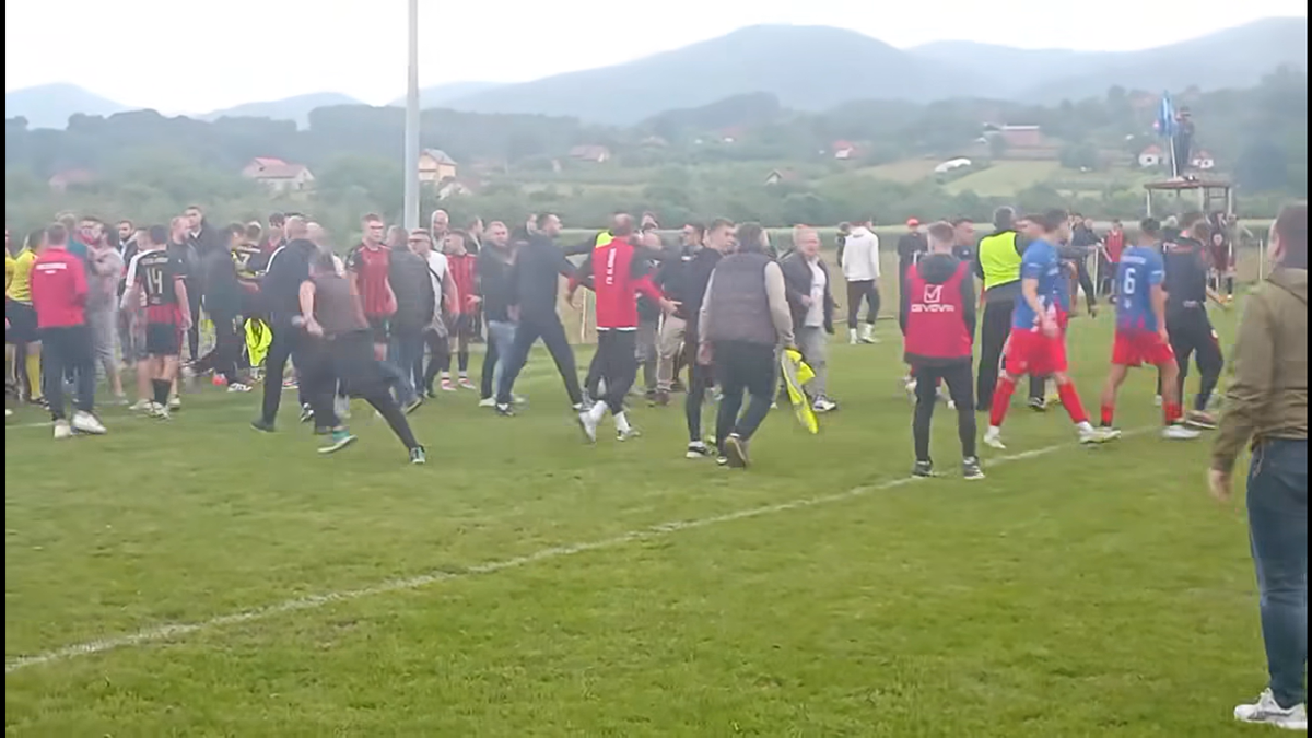 Bătaie generală cum nu s-a mai văzut la un meci de juniori